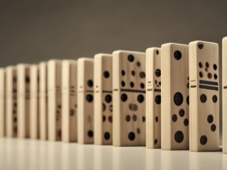 多米诺是骨牌游戏，还是连锁反应的代名词？